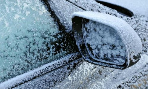 黑龙江司机用“铁头功”撞破结冰车窗，这位司机是否会受伤？