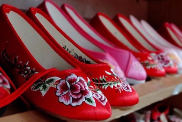 酒店床底发现一只绣花鞋，会让人想到哪些经典电影？