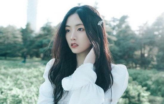 歌手郭沁的腿是怎么回事 为什么一直坐着唱歌