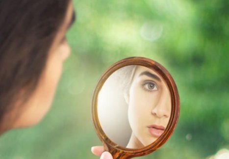 镜子里的人是谁?