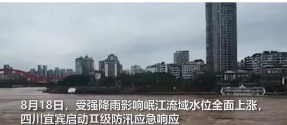 村名被洪水围困屋顶挥旗求救,当地洪水还造成了什么影响?