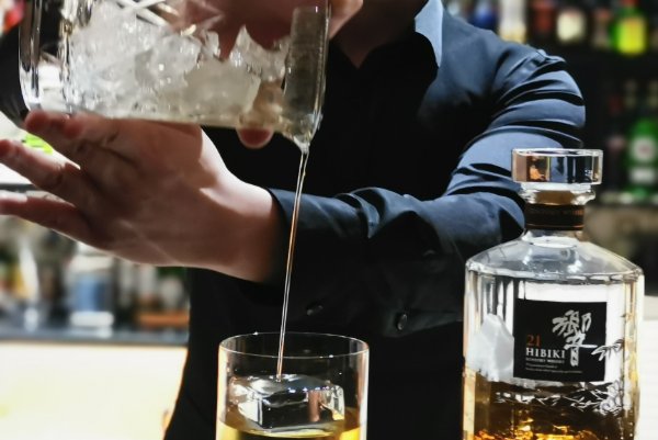 调酒师培训多少学费?