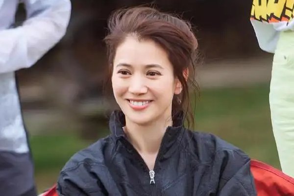 袁咏仪晒午餐照惹争议，老干妈配馒头夸好吃，影迷们却表示心疼，你怎么看？