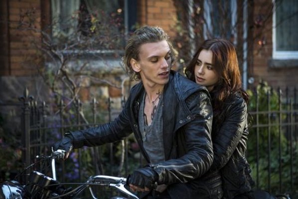 《圣杯神器：骸骨遗城》中女孩为了拯救世界，为何杀死了自己的父亲？