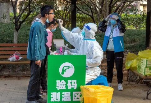 当一座城市的感染者超过40万例的时候，它的医院和医生会经历什么？