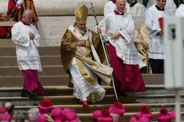 梵蒂冈皇位不能世袭，那他的君主究竟是如何产生的？