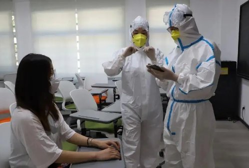 当一座城市的感染者超过40万例的时候,它的医院和医生会经历什么?