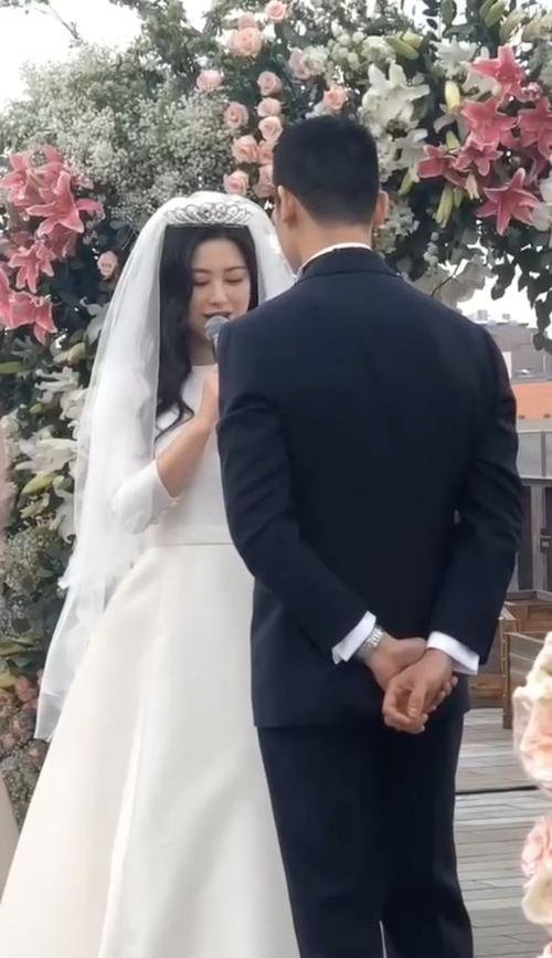 演员朱珠大婚,现场拿着手卡表白,是在念台词还是有感而发?