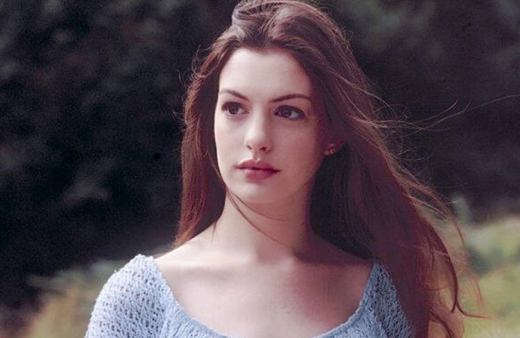 安妮·海瑟薇演的危险飞行到底讲什么？我觉得不是鬼片那么简单，应该和幻想或哲学有关。求解