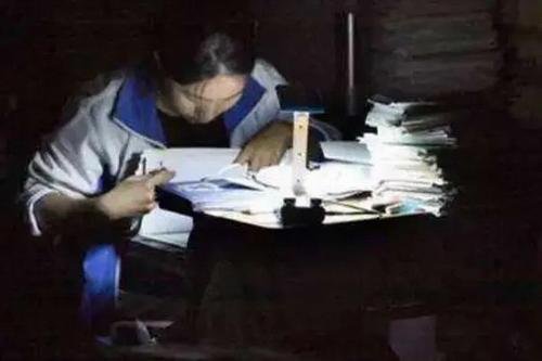 代表建议让学生在校内完成家庭作业，这个建议你觉得合适吗？