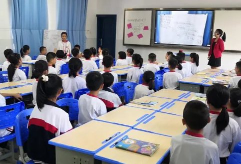 谁道梅花早,残年岂是春,何如艳风日,独自占芳辰