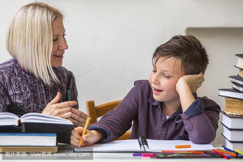 代表建议让学生在校内完成家庭作业，这个建议你觉得合适吗？