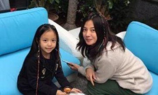 著名演员赵薇谈女儿却说她很惨，生活中的小四月究竟有多“惨”？