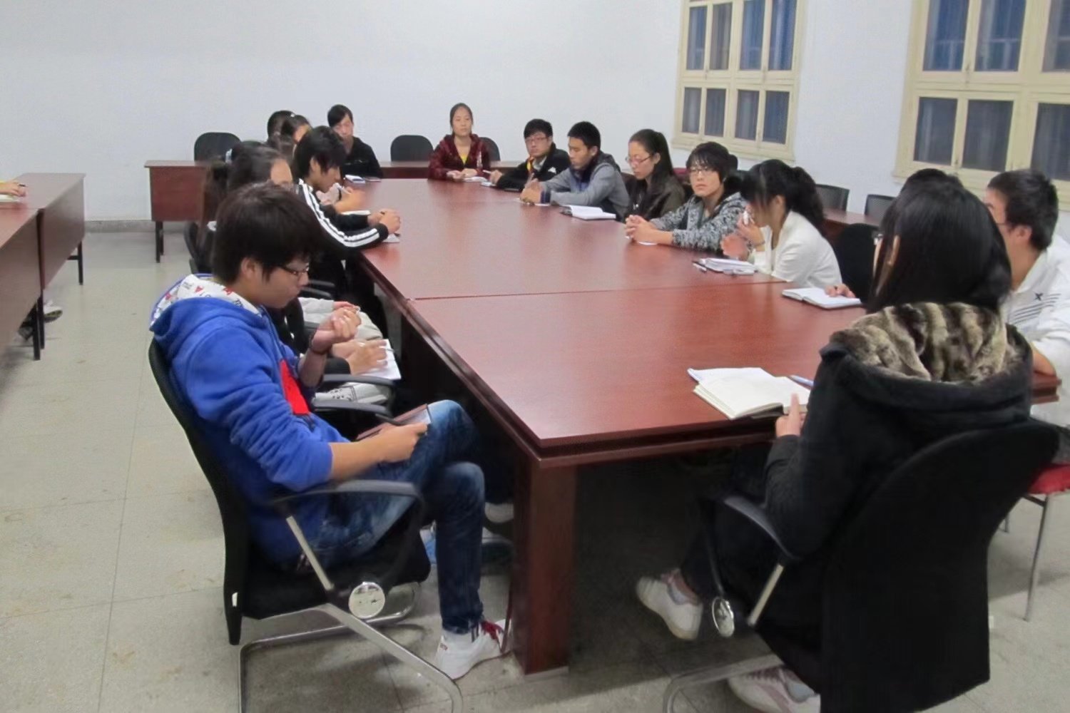 一所学校学生会的会员是指____