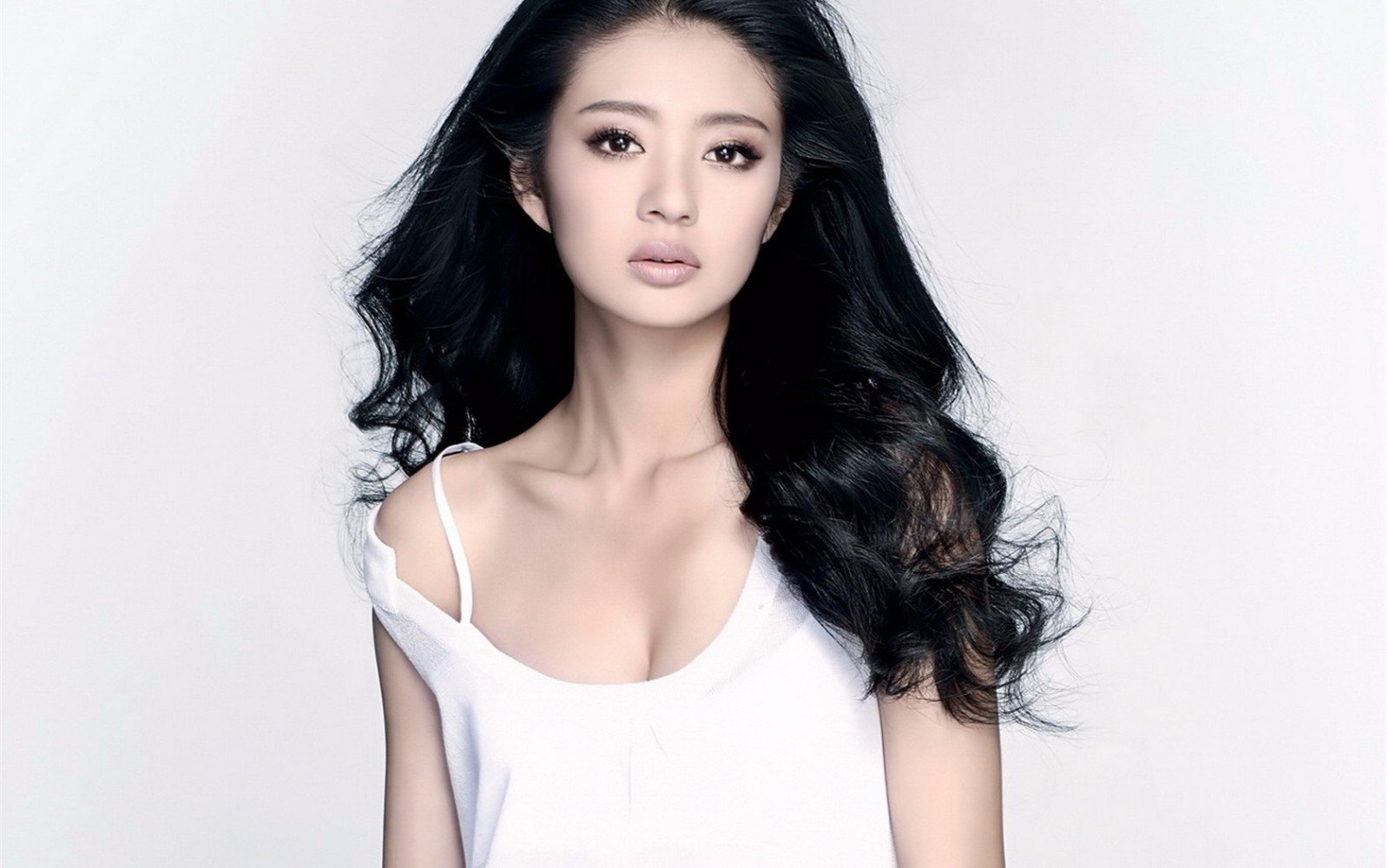 你知道安以轩在《倚天屠龙记》中扮演哪个角色吗？她的演技如何？