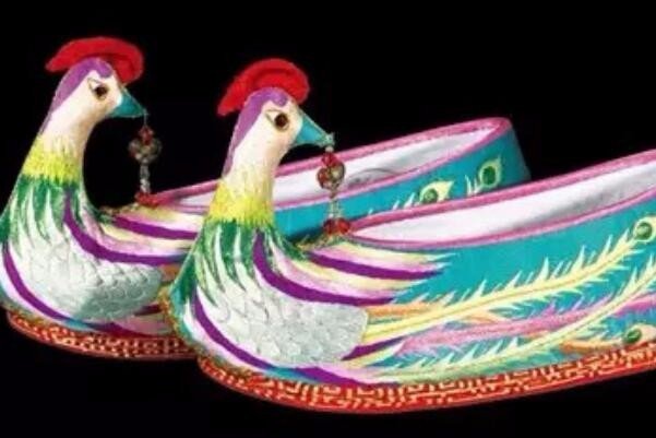 酒店床底发现一只绣花鞋，会让人想到哪些经典电影？