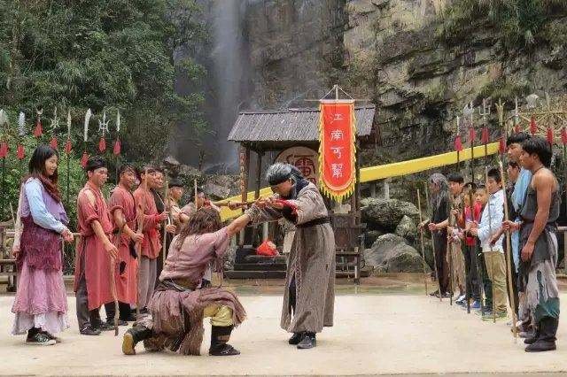 乔峰与洪七公是第几任丐帮帮主？