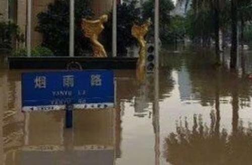 洪水涌入重庆喜来登酒店大堂,酒店采取了什么措施?