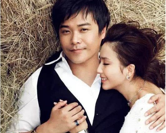 黄晓明baby一墙之隔各自聚会，娱乐圈还有多少是名义上的夫妻？