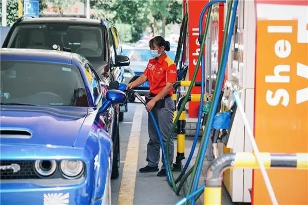 “终结七连涨”国内油价迎接今年首次下调，加满一箱汽油能省多少钱？