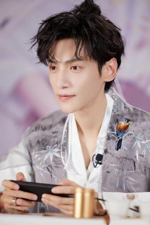 罗云熙直播好像上网课，你如何看待这件事？