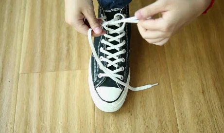 系鞋带什么梗？