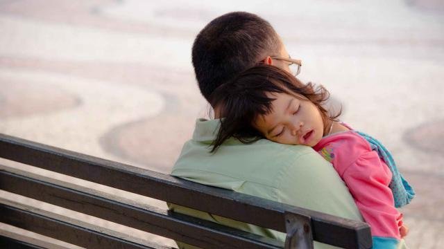 女儿总要跟爸爸睡,怎么办?