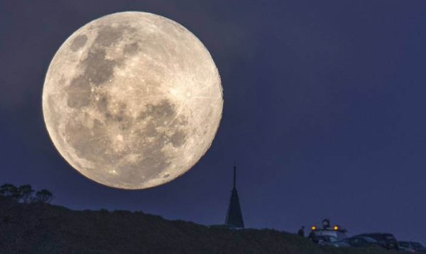 一轮明月像什么一样挂在夜空补充句子