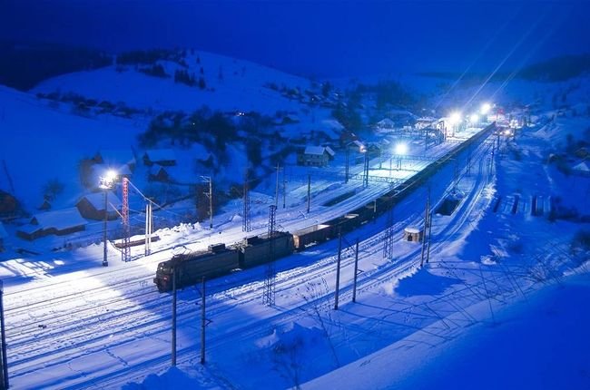 内蒙古通辽火车“破雪”前行，这是个什么样的场景？