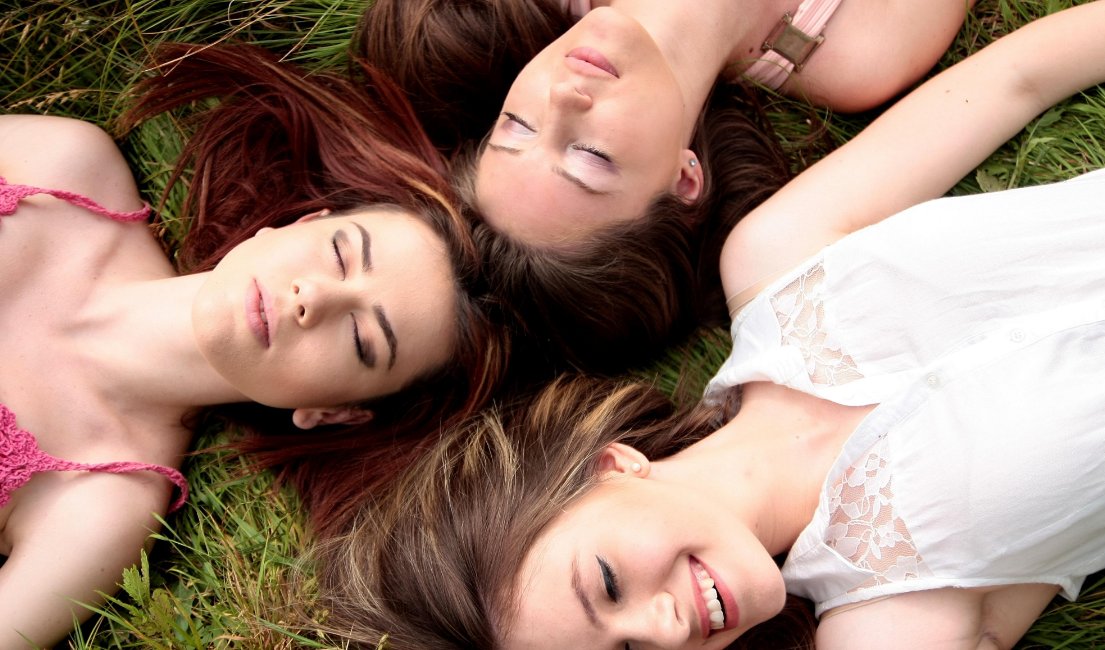 三个朋友在一起很尴尬怎么办？