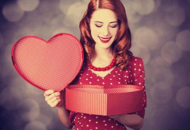 山东一女子怀孕后，老公买包包和手机相送，你如何看待这位老公的行为？