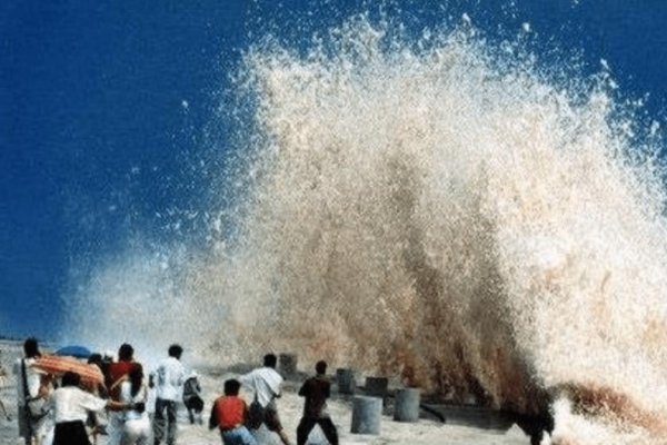 潮汐是由于什么引力引起的