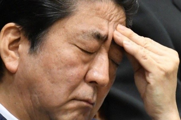 如果安倍晋三公然去废除日本天皇制度，他成功可能性有多高？