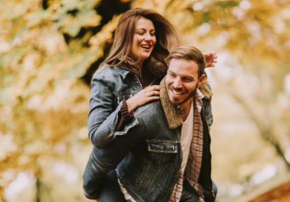 形容夫妻情深的成语有哪些？