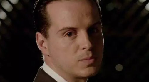 《神探夏洛克》莫里亚蒂为什么吞枪了也没死？