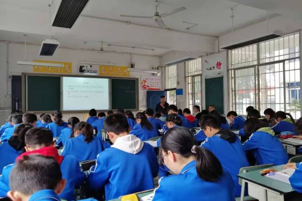 才华出众的意思