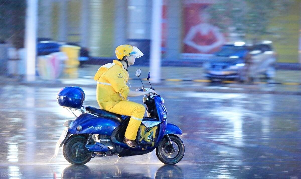 深圳一位外卖小哥带着被子送餐，外卖小哥这么做的原因是什么？