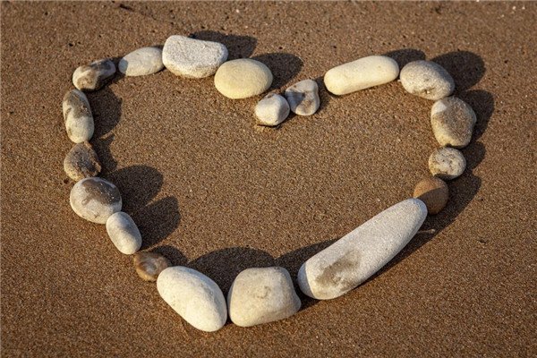 男朋友总是很亲近我的妹妹怎么办？