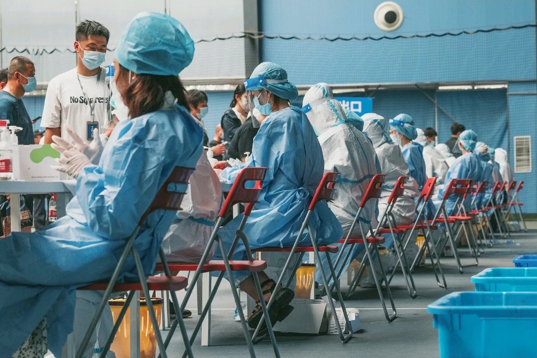 西安火车站大批乘客深夜排队有序离开,当地的疫情管控措施是怎样的?