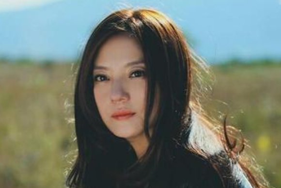 著名演员赵薇谈女儿却说她很惨，生活中的小四月究竟有多“惨”？