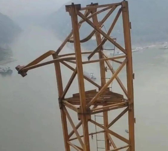 突发！重庆一大桥发生塔吊倒塌事故，有人员受伤，施工方该承担哪些责任？