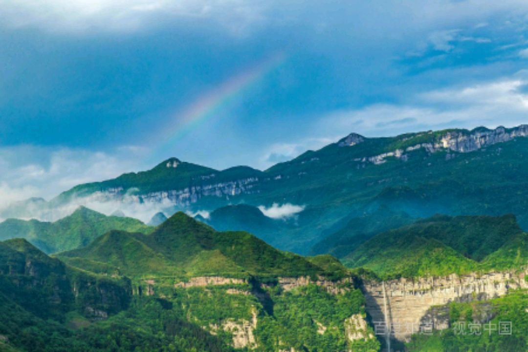 紫气东来压群芳下一句是什么？