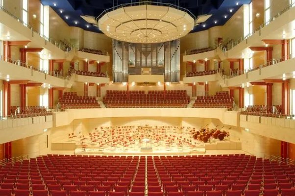 广阔的音乐厅还是辽阔的音乐厅