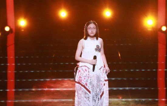 歌手郭沁的腿是怎么回事 为什么一直坐着唱歌