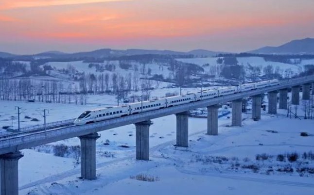 内蒙古通辽火车“破雪”前行，这是个什么样的场景？