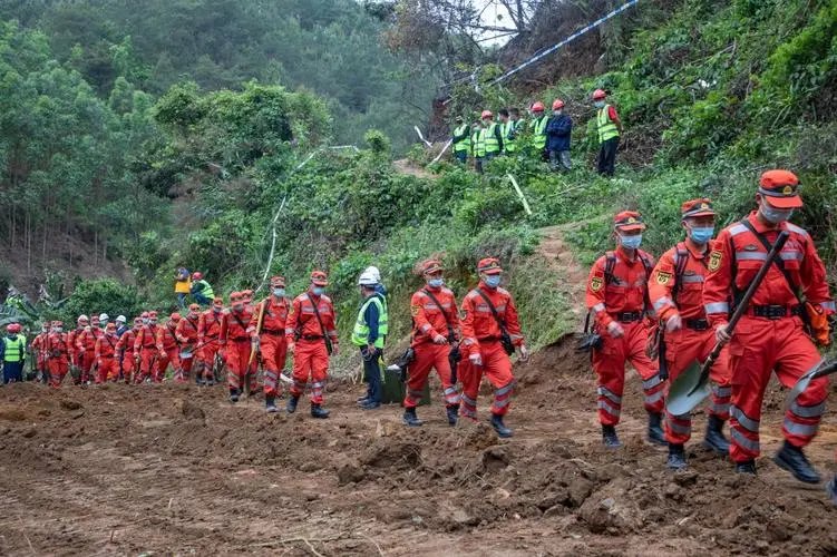 东航事故的核心区搜救人员换上防护服，他们的搜救历程是怎样的？