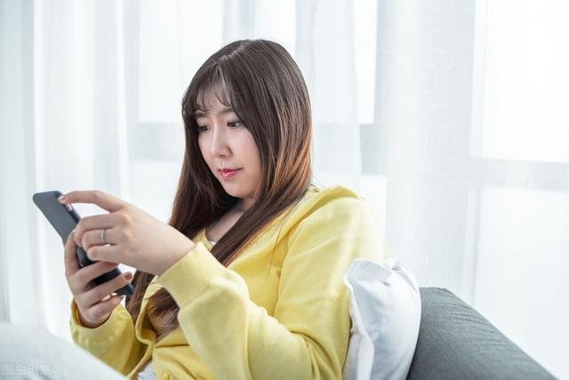 给男朋友发我想你了但他只回表情，这是什么意思呢？