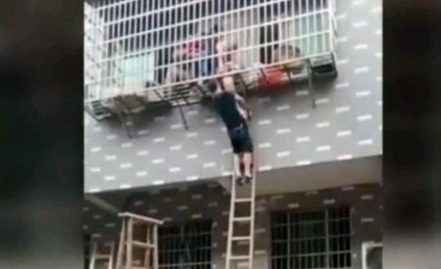 10多名陌生人合力托举悬窗女童，女童是否获救？