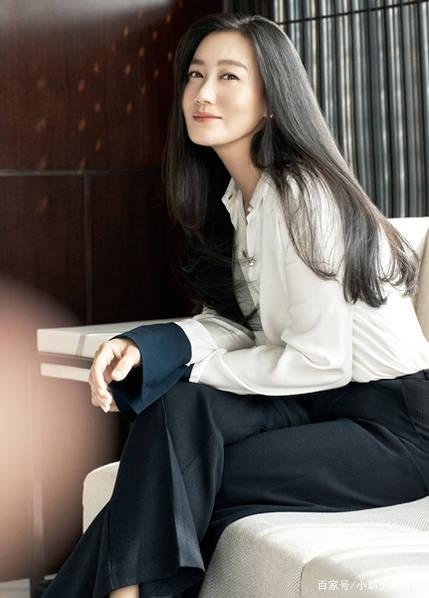 43岁歌坛天后谭晶，12次登上春晚，靠自己变成亿万富翁，今近况如何？