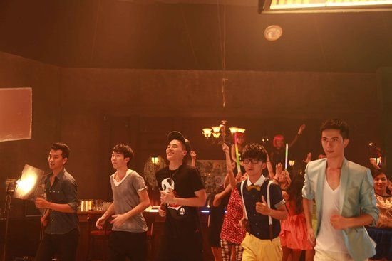 向前跑，迎着冷眼和嘲笑 是哪首歌歌词